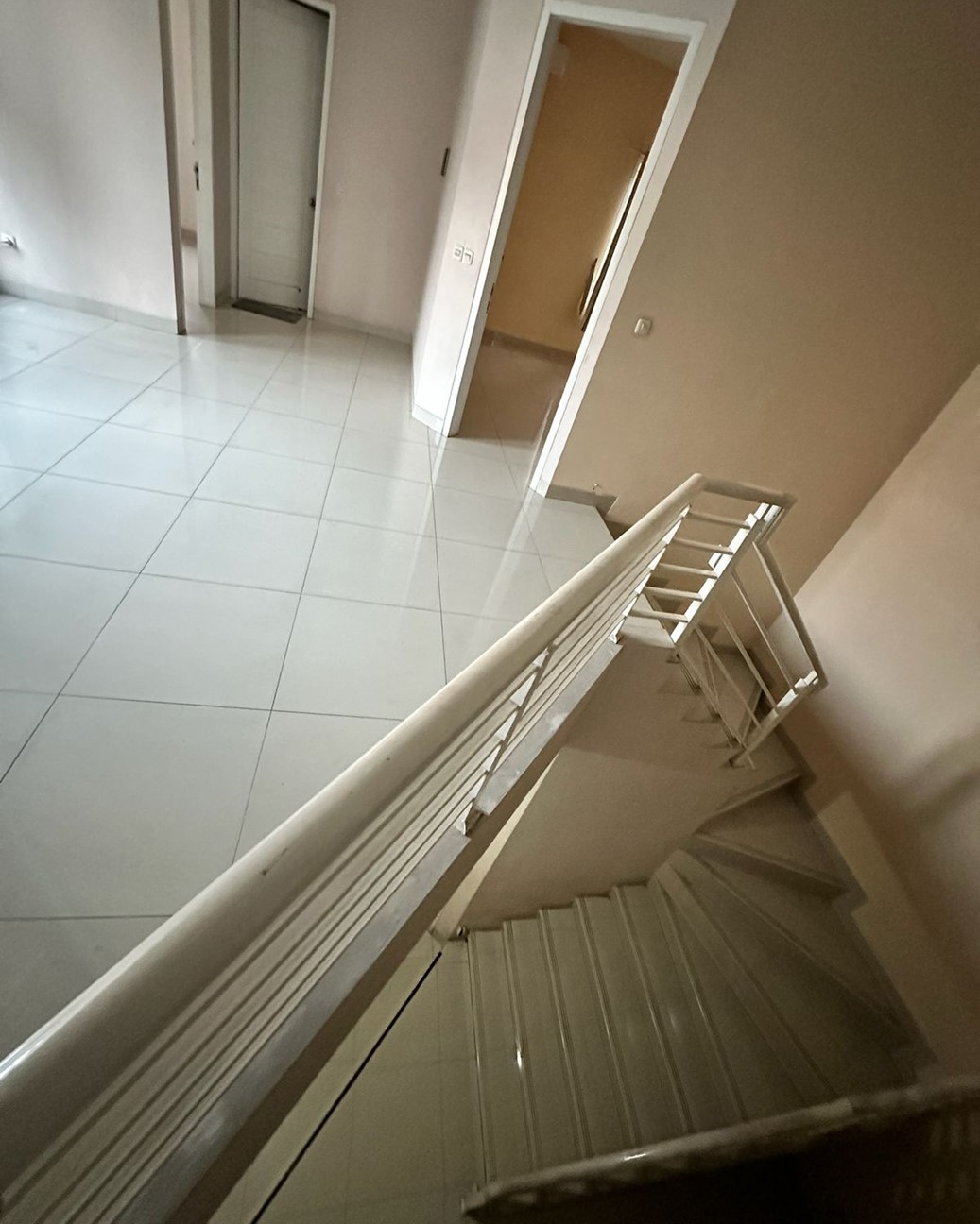 Dijual Rumah di Cipete. Hanya 400 meter ke MRT, Ada Taman, AC, Semi Furnished