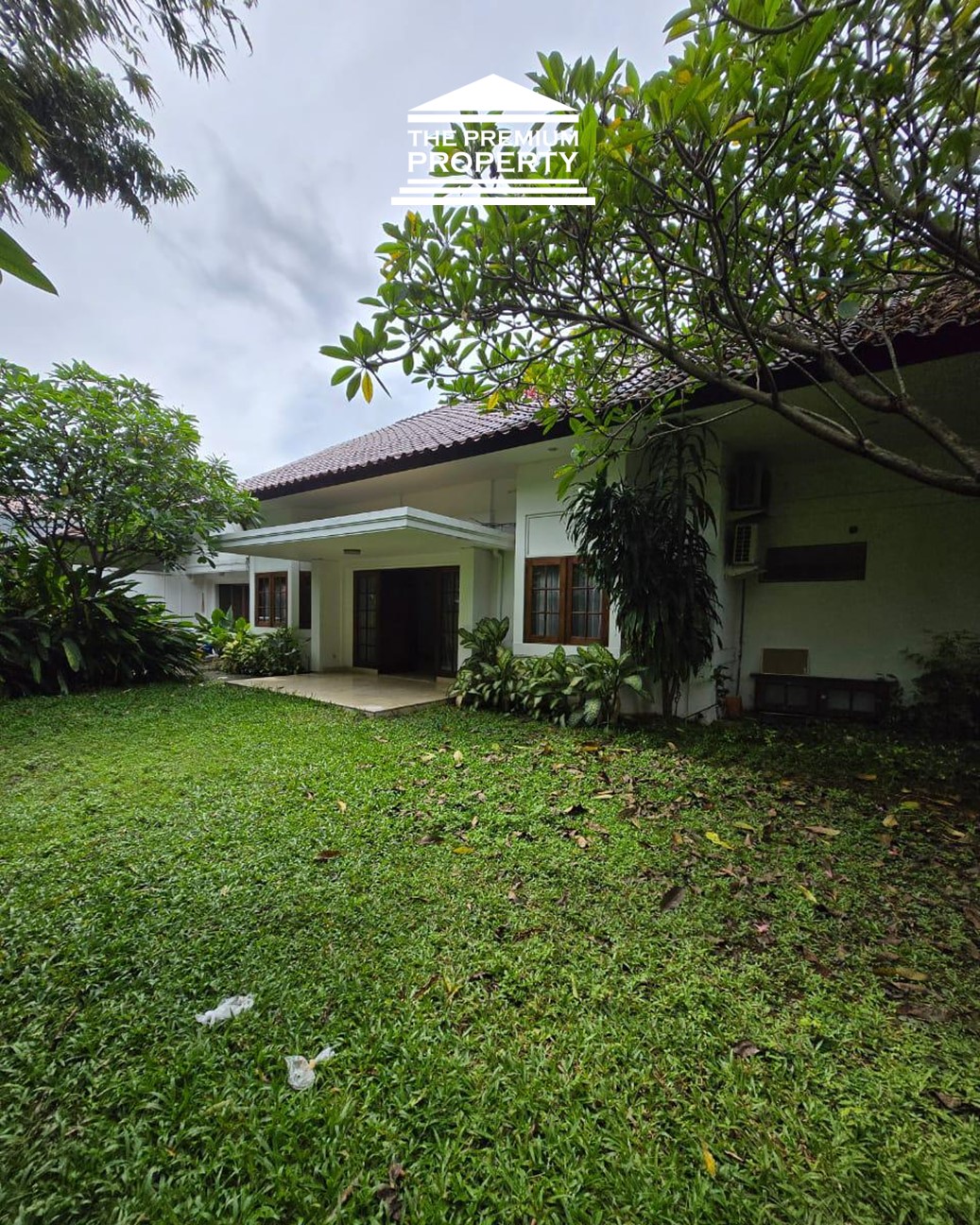 Dijual Rumah 1 Lantai di Area Kebayoran Baru. Lokasi Prestisius, Ada Kolam Renang