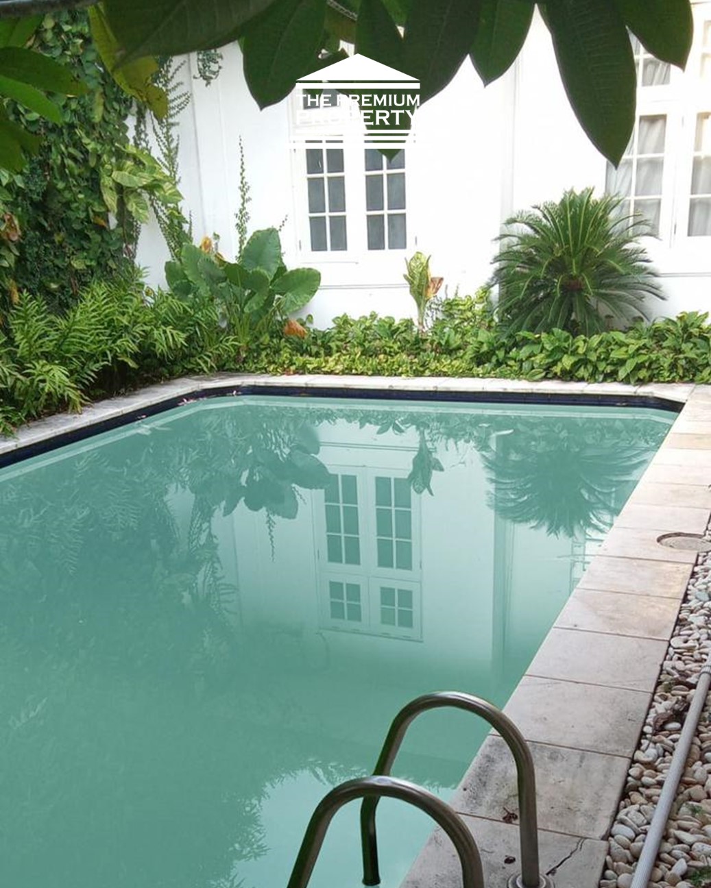 Dijual Rumah 1 Lantai di Area Kebayoran Baru. Lokasi Prestisius, Ada Kolam Renang