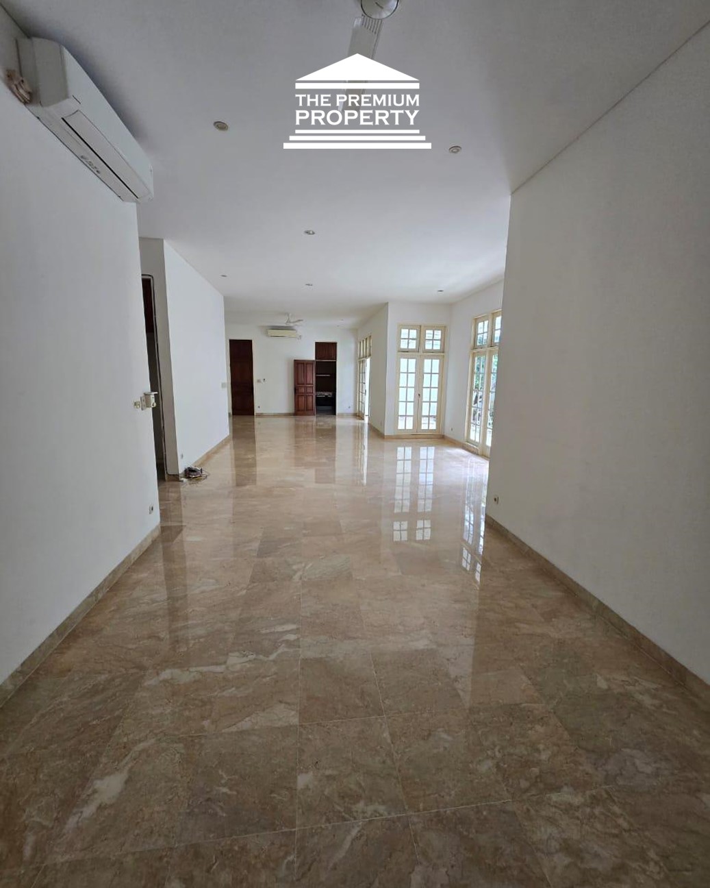 Dijual Rumah 1 Lantai di Area Kebayoran Baru. Lokasi Prestisius, Ada Kolam Renang
