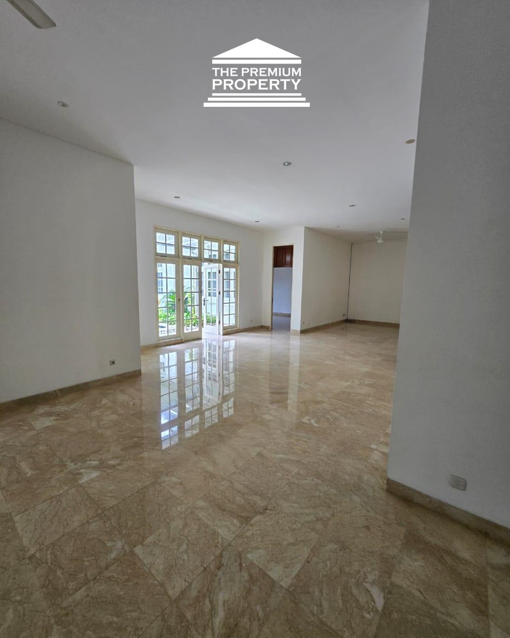 Dijual Rumah 1 Lantai di Area Kebayoran Baru. Lokasi Prestisius, Ada Kolam Renang