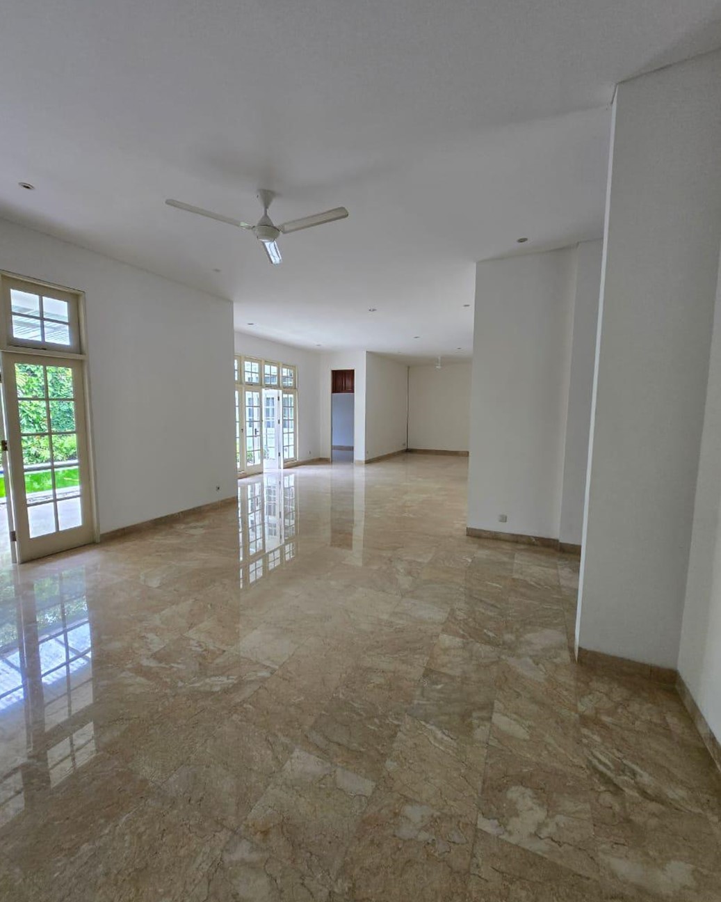 Dijual Rumah 1 Lantai di Area Kebayoran Baru. Lokasi Prestisius, Ada Kolam Renang