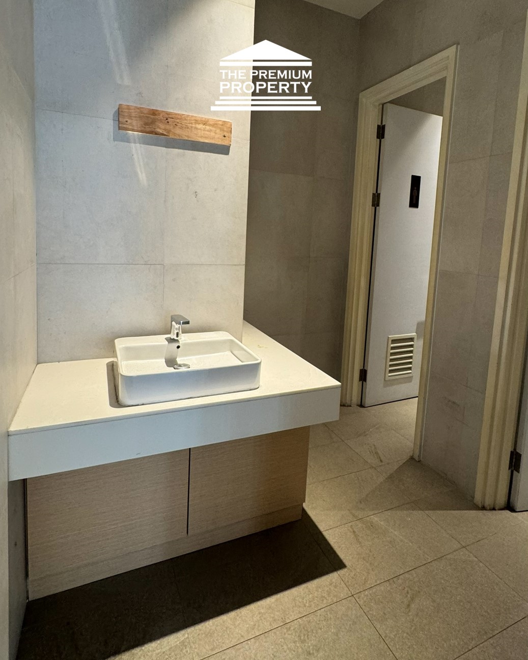 Dijual Rumah 1 Lantai di Area Kebayoran Baru. Lokasi Prestisius, Ada Kolam Renang