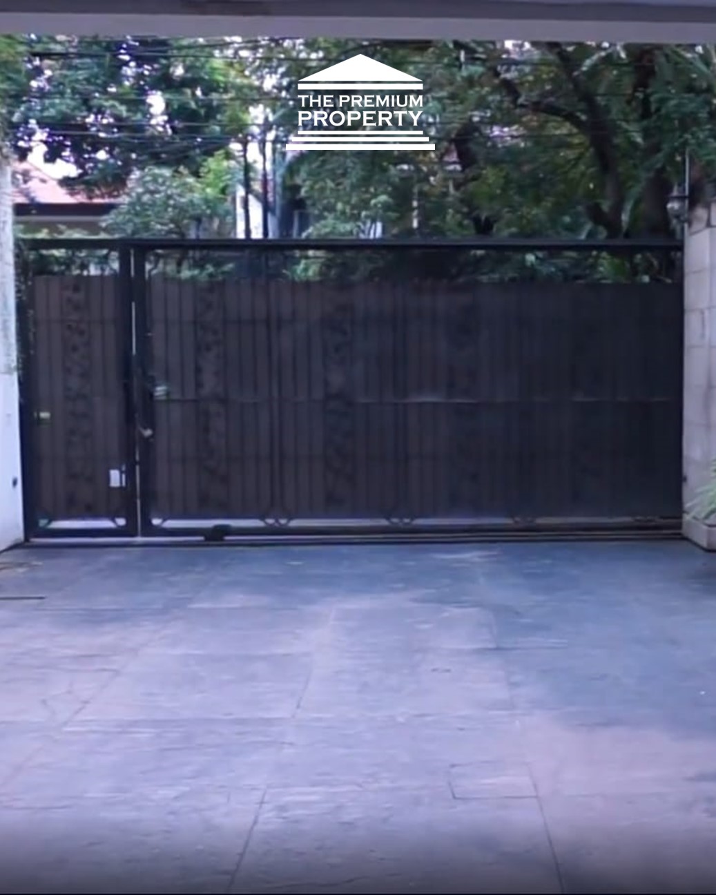 Dijual Rumah di Kebayoran Baru, 2 Lantai, Ada Kolam Renang. Lokasi Strategis