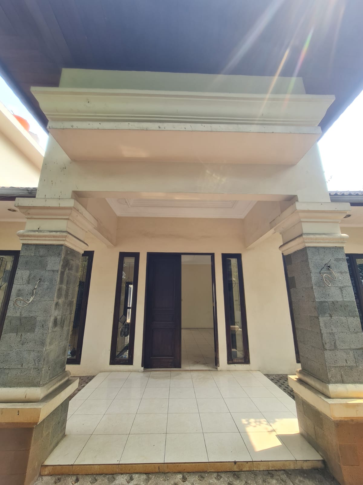 Rumah Hoek Siap Huni di Pondok Indah – Lokasi Strategis & Lingkungan Eksklusif