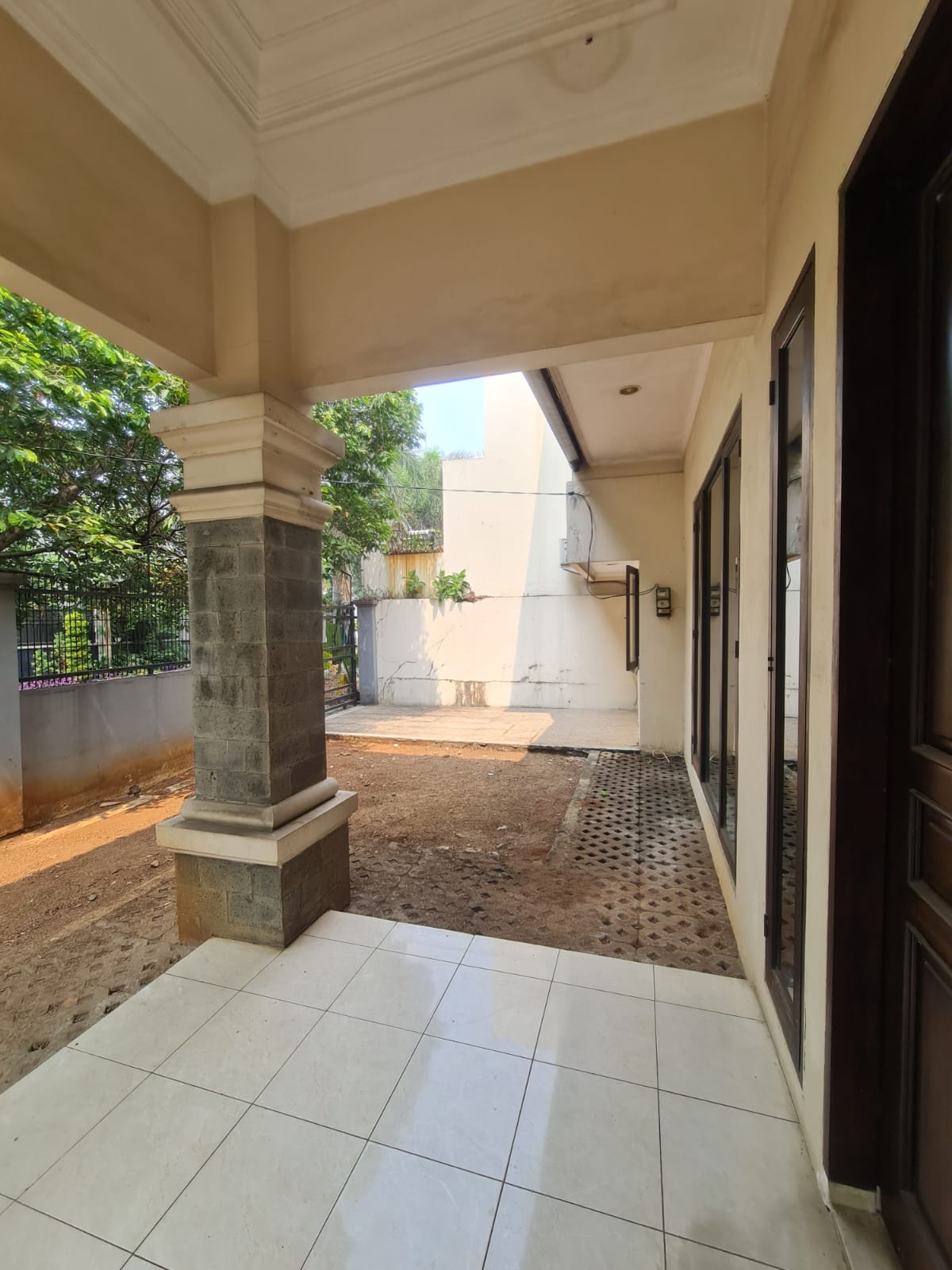 Rumah Hoek Siap Huni di Pondok Indah – Lokasi Strategis & Lingkungan Eksklusif