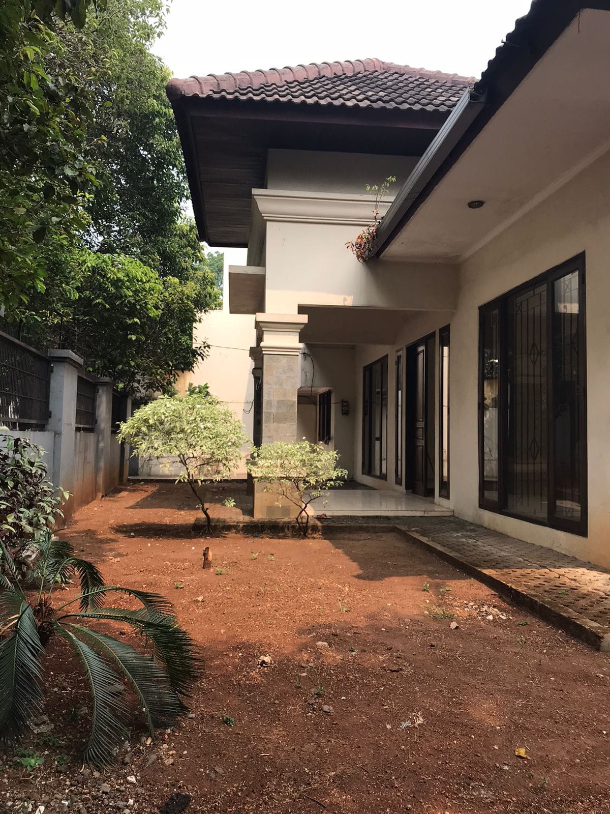 Rumah Hoek Siap Huni di Pondok Indah – Lokasi Strategis & Lingkungan Eksklusif