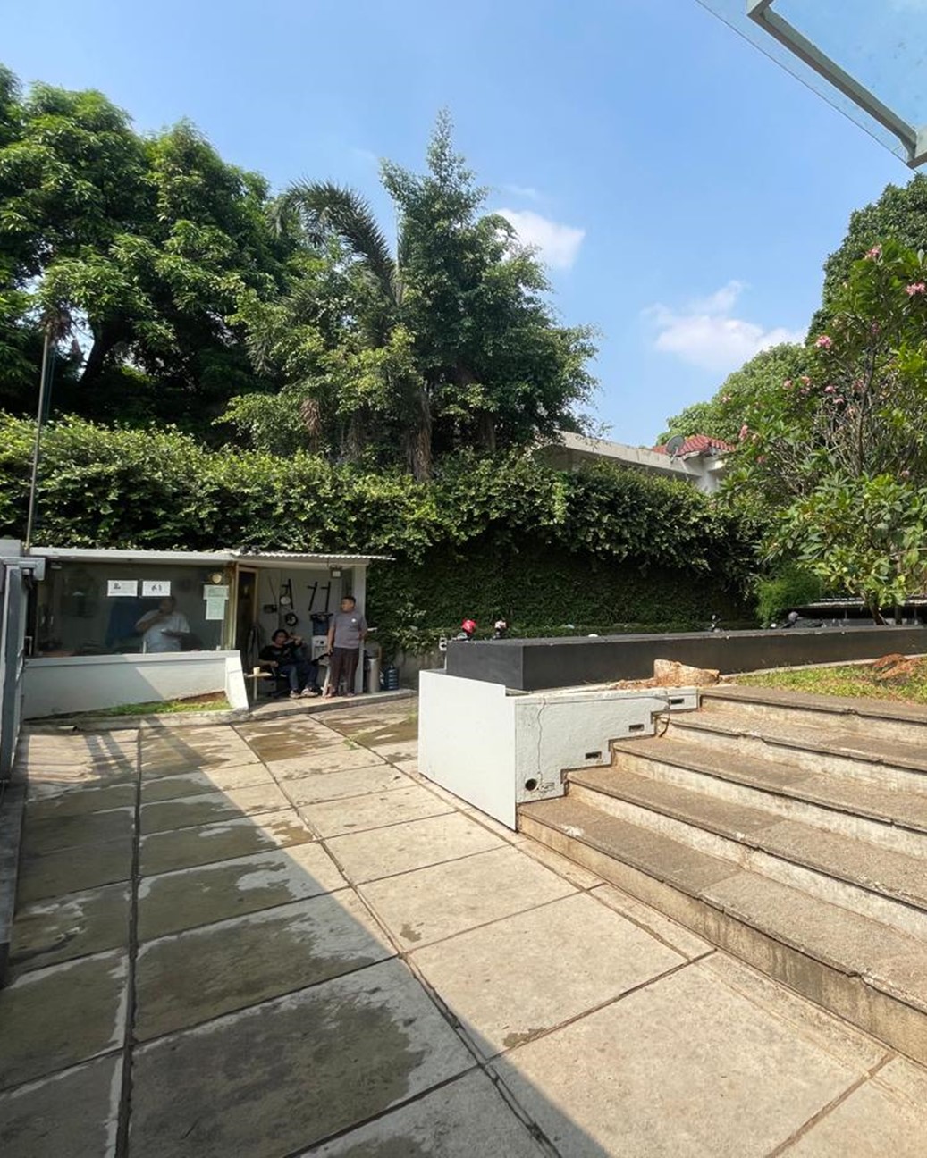 Jauh Dibawah Harga NJOP! Gedung 2 Lantai Siap Huni, Selangkah Dari Mcd Kemang