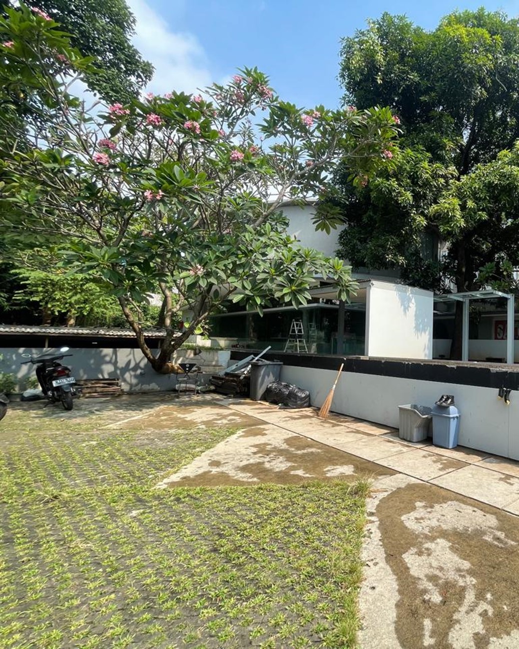 Jauh Dibawah Harga NJOP! Gedung 2 Lantai Siap Huni, Selangkah Dari Mcd Kemang