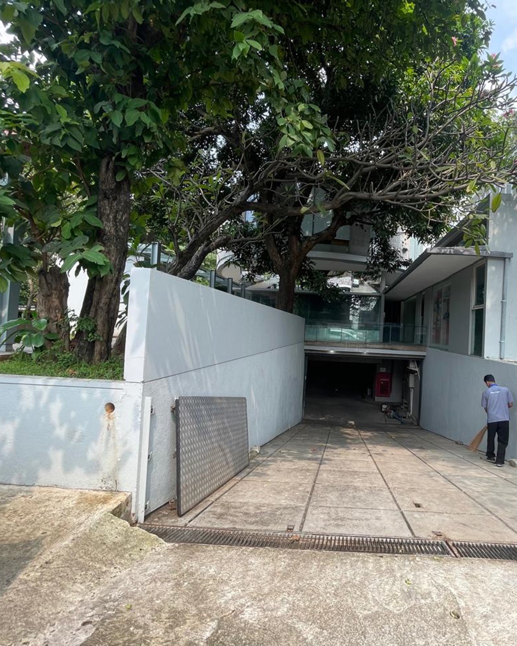 Jauh Dibawah Harga NJOP! Gedung 2 Lantai Siap Huni, Selangkah Dari Mcd Kemang