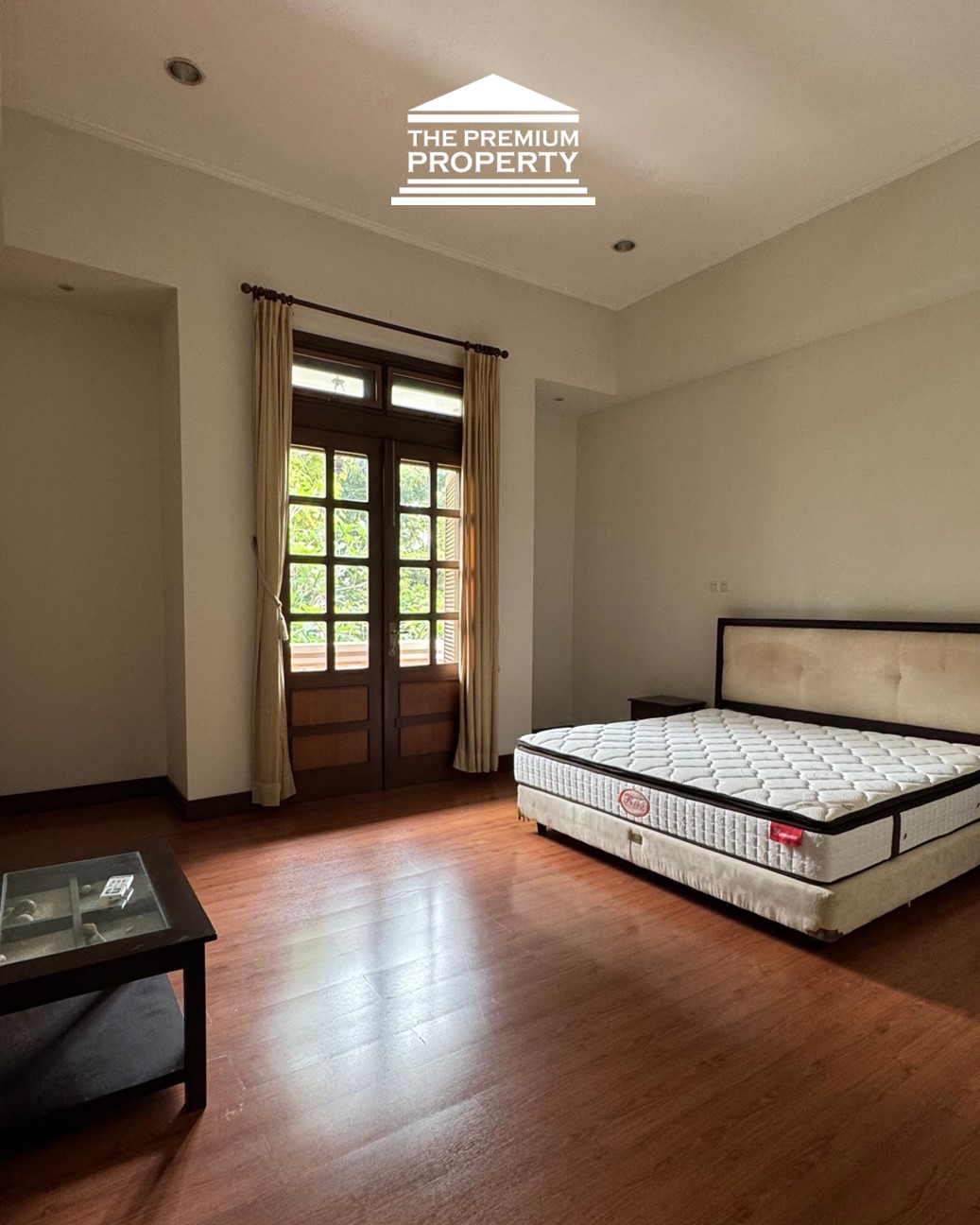 Dijual Rumah di Menteng, Ada Kolam Renang, Lokasi Strategis, Furnished