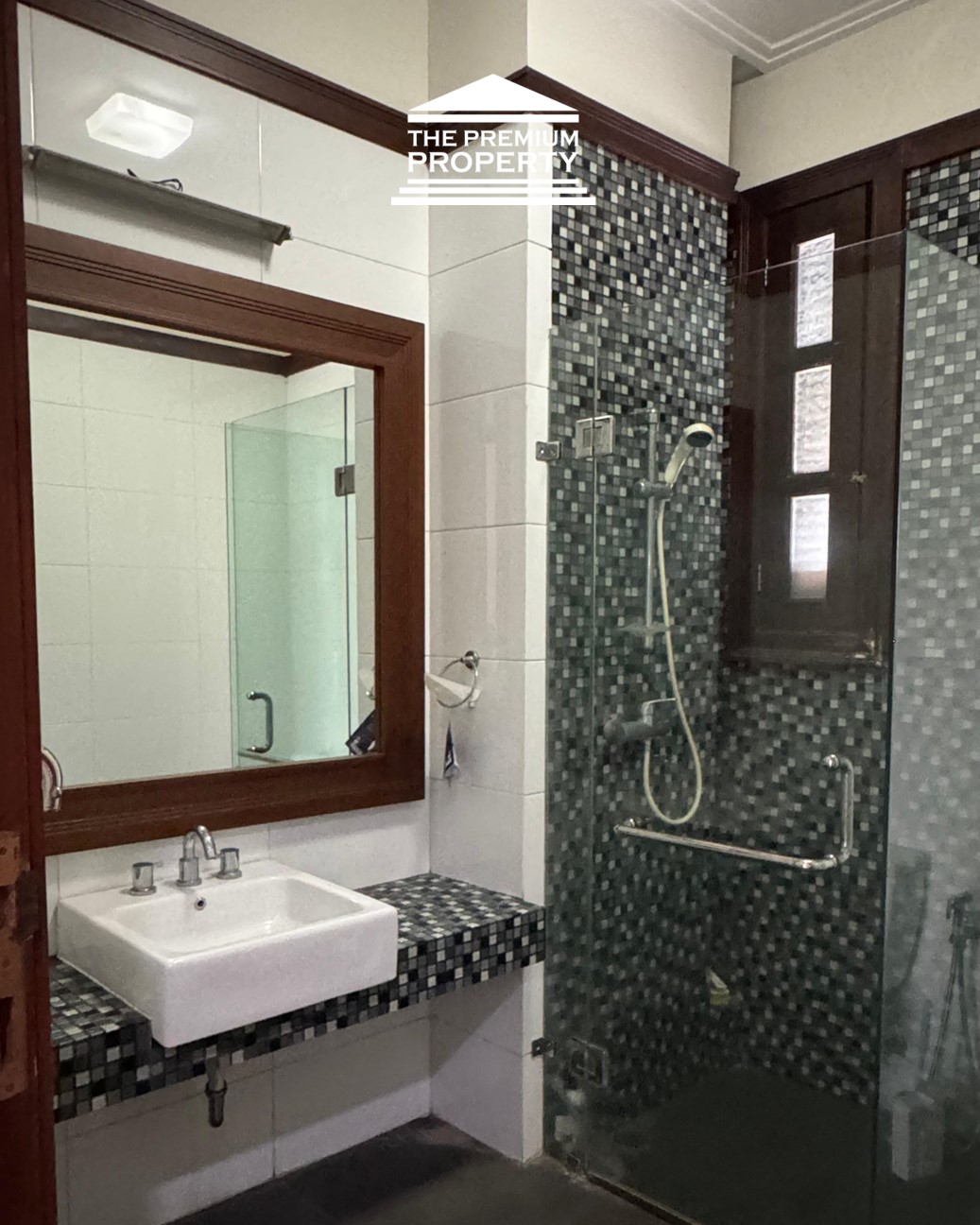 Dijual Rumah di Menteng, Ada Kolam Renang, Lokasi Strategis, Furnished