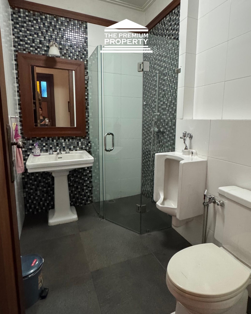 Dijual Rumah di Menteng, Ada Kolam Renang, Lokasi Strategis, Furnished