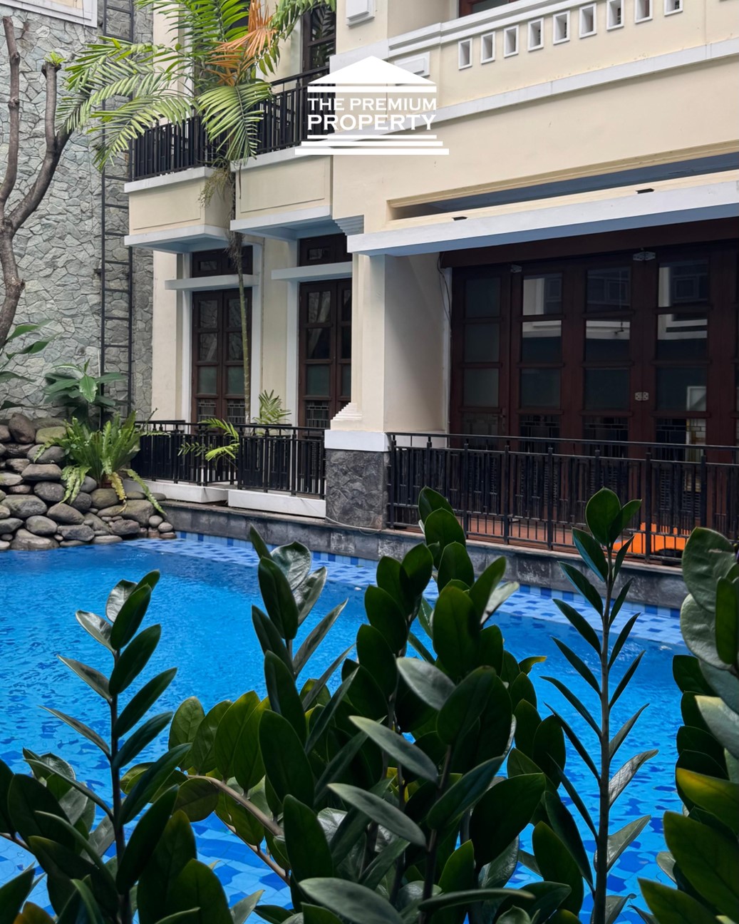 Dijual Rumah di Menteng, Ada Kolam Renang, Lokasi Strategis, Furnished