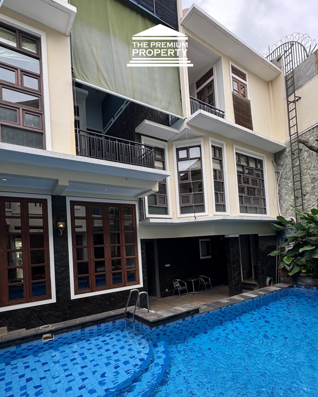 Dijual Rumah di Menteng, Ada Kolam Renang, Lokasi Strategis, Furnished