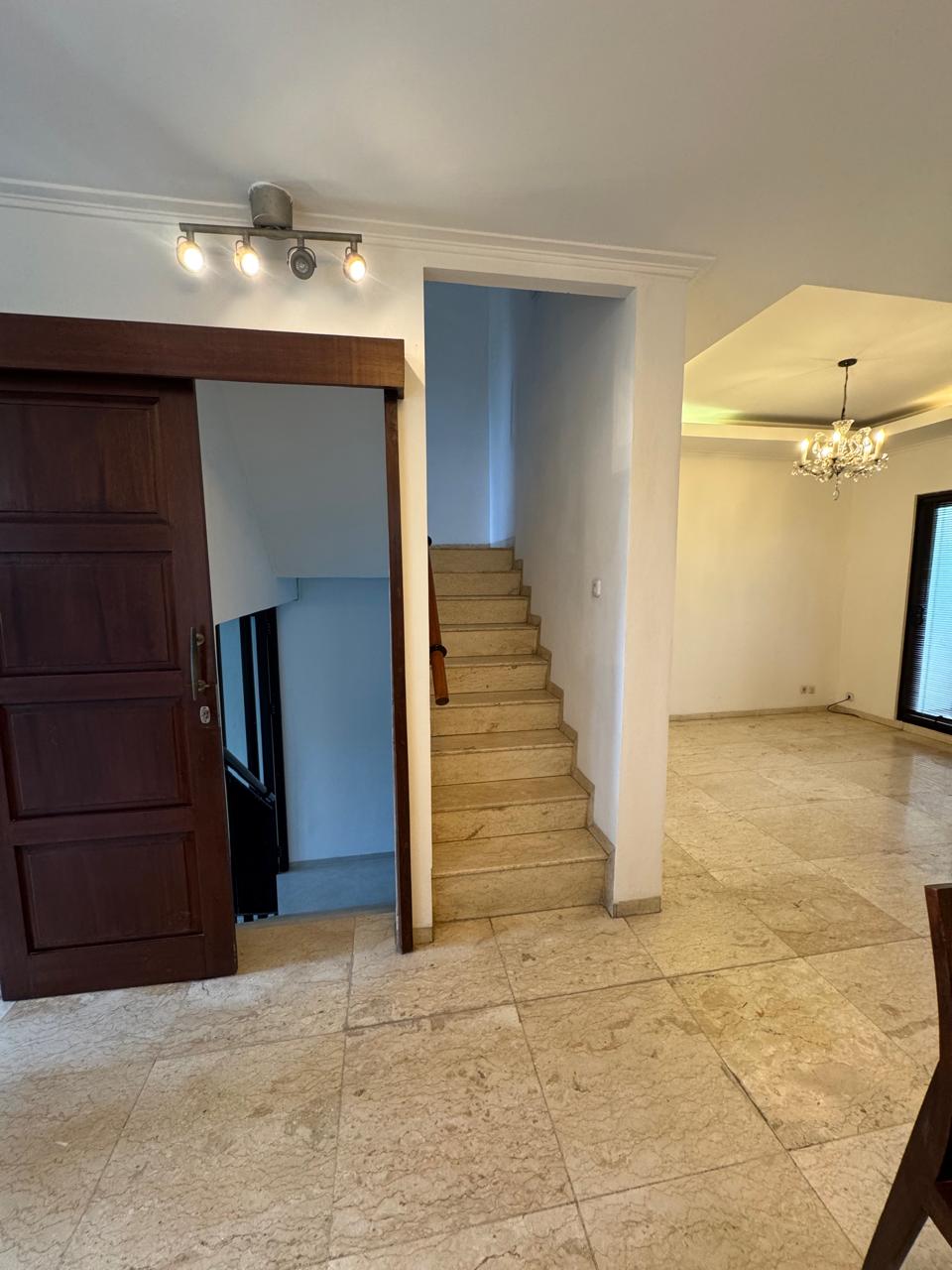 Rumah Disewakan di Cipete, Dalam Komplek Townhouse, Semi Furnished, Partially Renovated