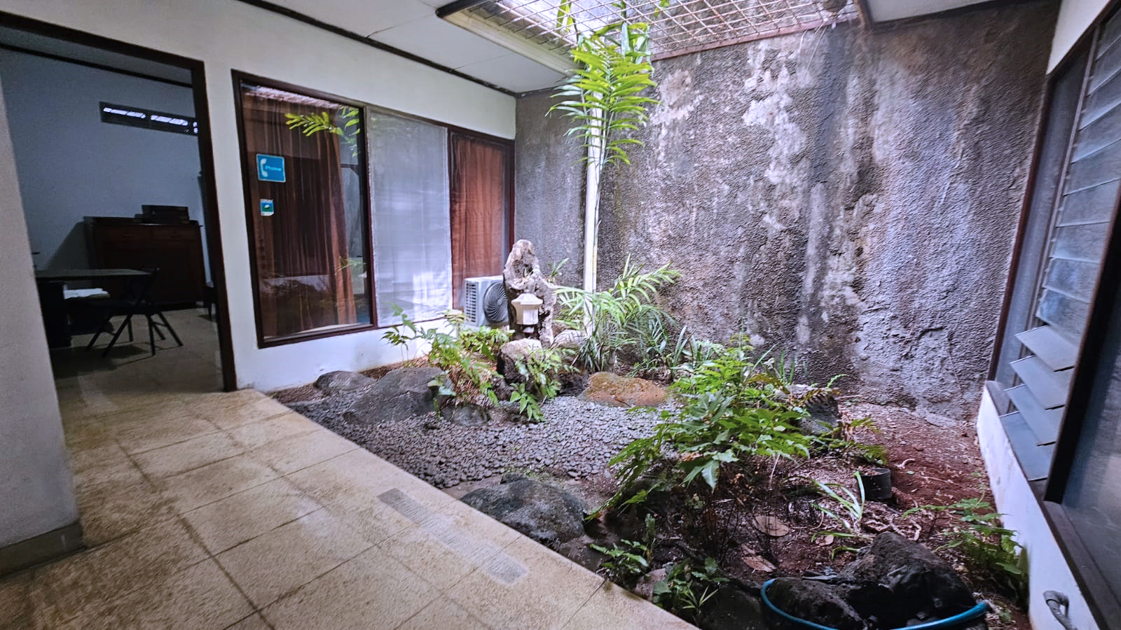 Rumah Lama 1 Lantai di Permata Hijau. Halaman Luas, Asri 