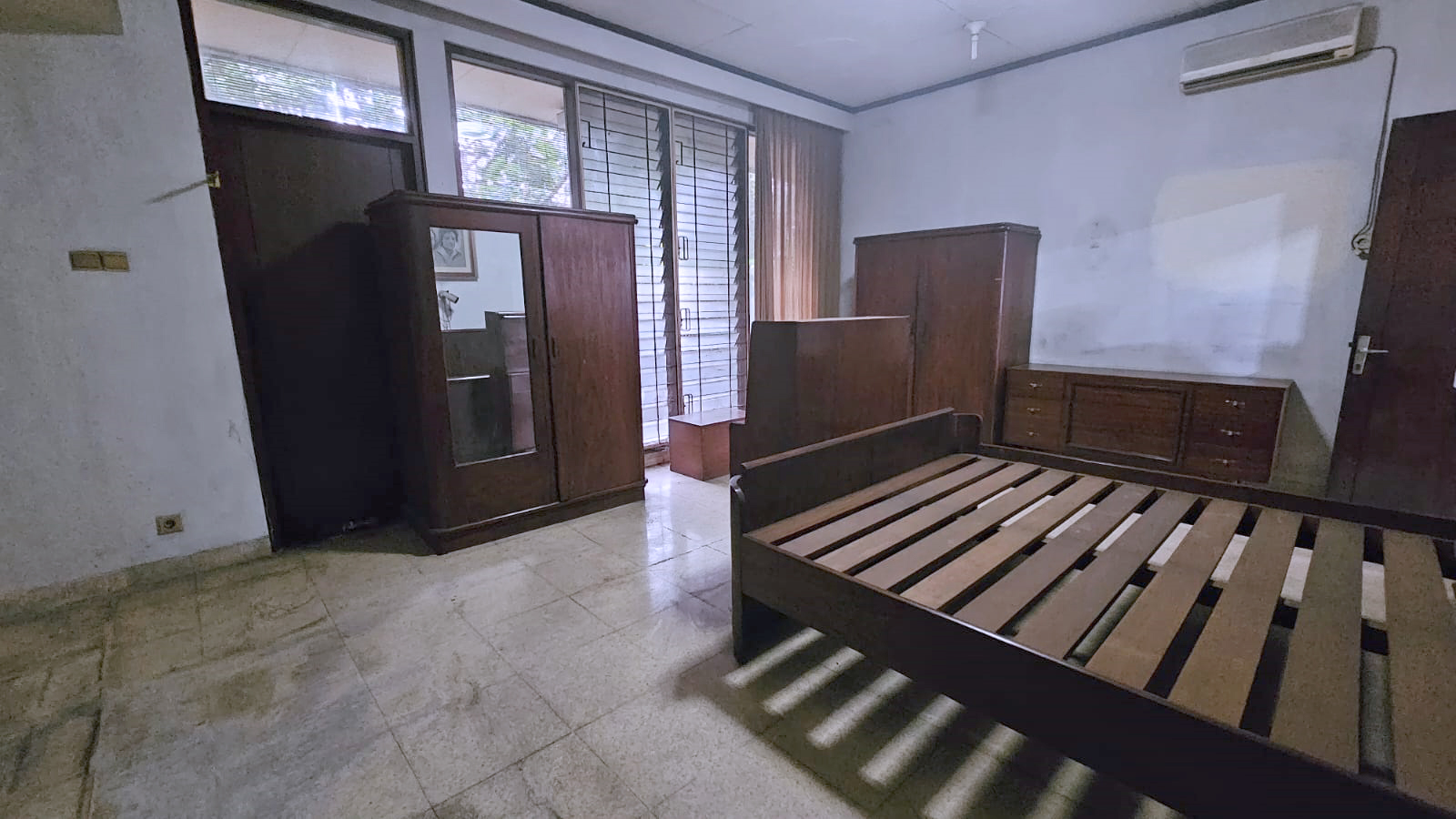 Rumah Lama 1 Lantai di Permata Hijau. Halaman Luas, Asri 