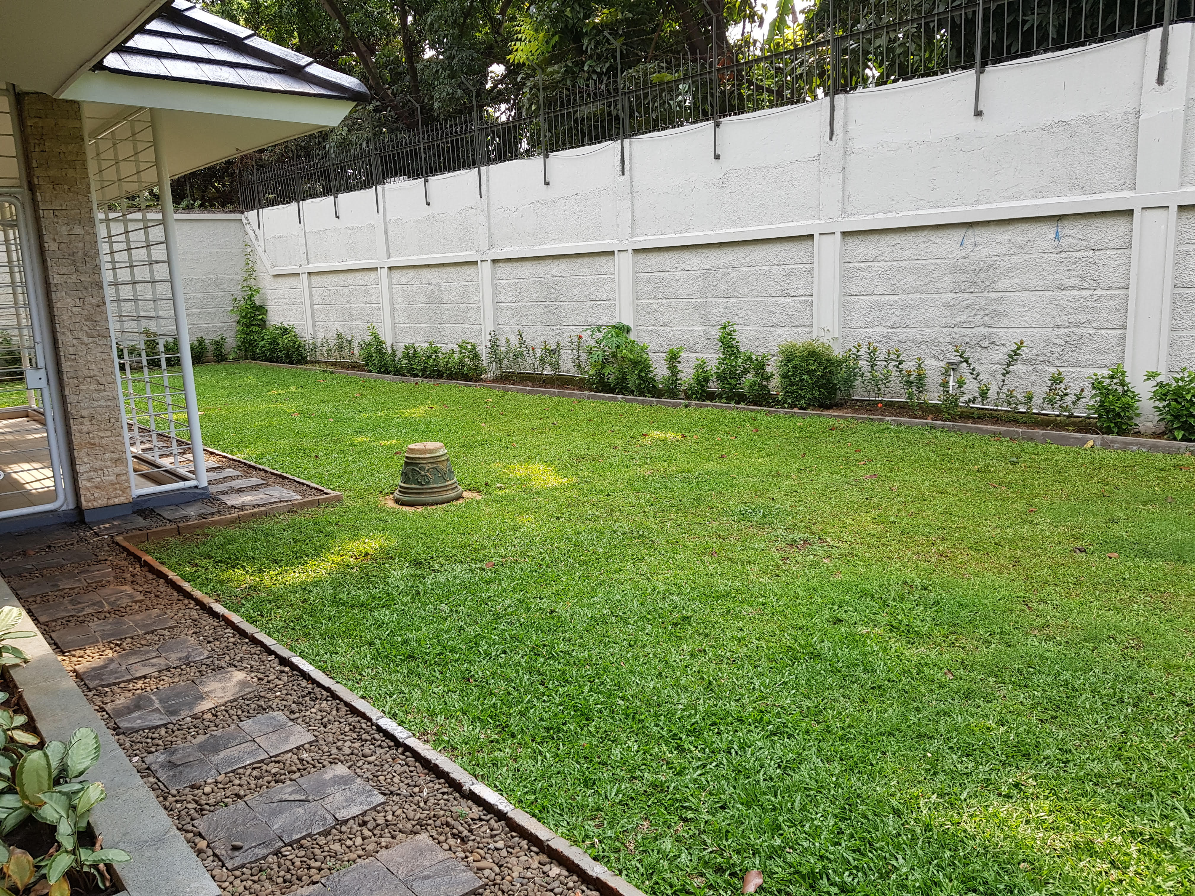 Rumah Nyaman Siap Huni di Lokasi Strategis Simprug Permata Hijau Kebayoran Baru