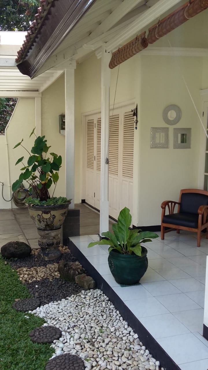 Dijual Rumah Cantik Siap Huni. Area Tenang, Dekat MRT