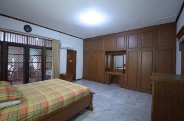 Dijual Rumah 2,5 Lantai di Area Kebayoran Baru, Dekat MRT Haji Nawi, Semi Furnished