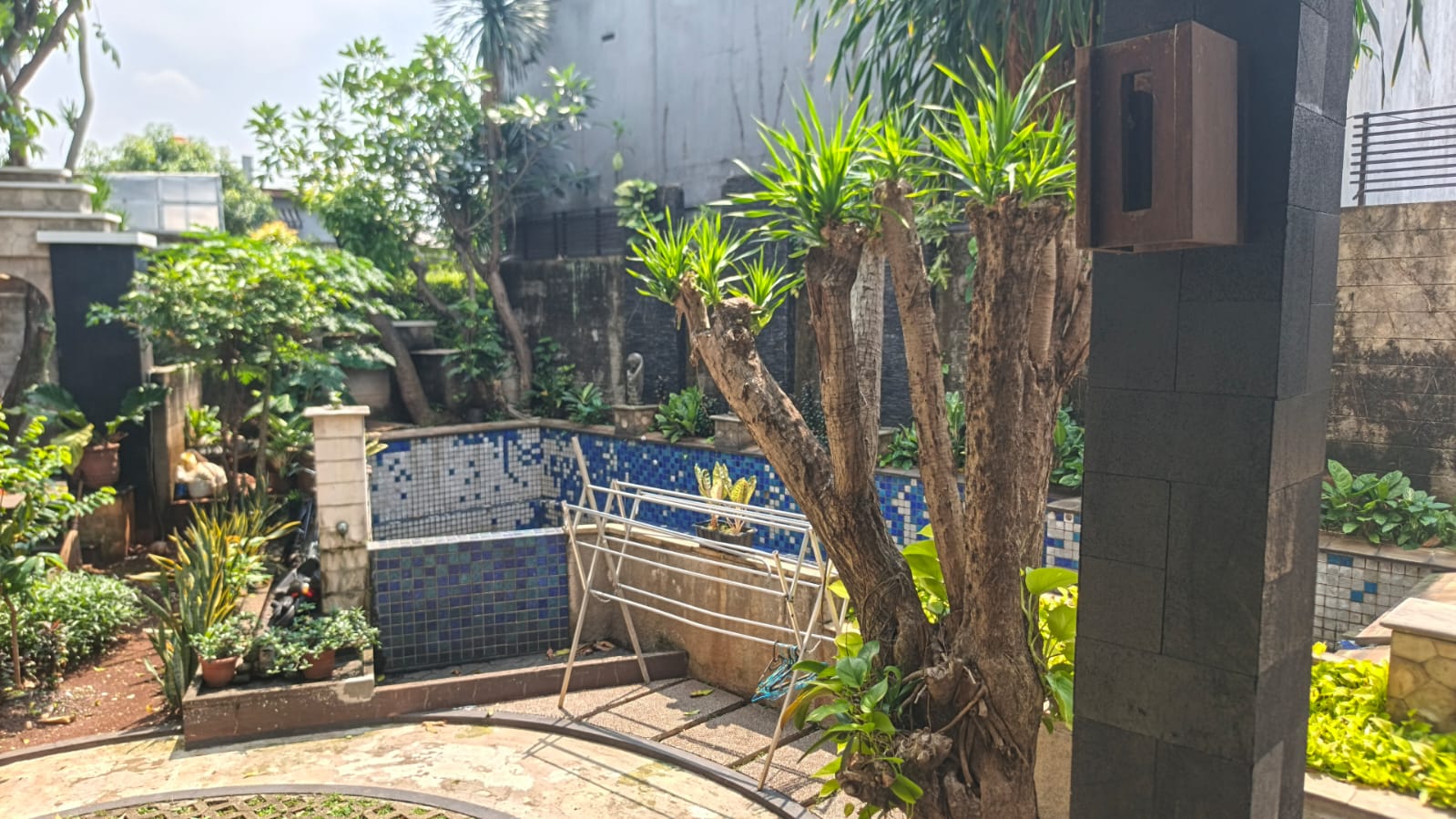 Rumah Dijual di Cipete, 2 Lantai, Ada Taman Belakang dan Kolam