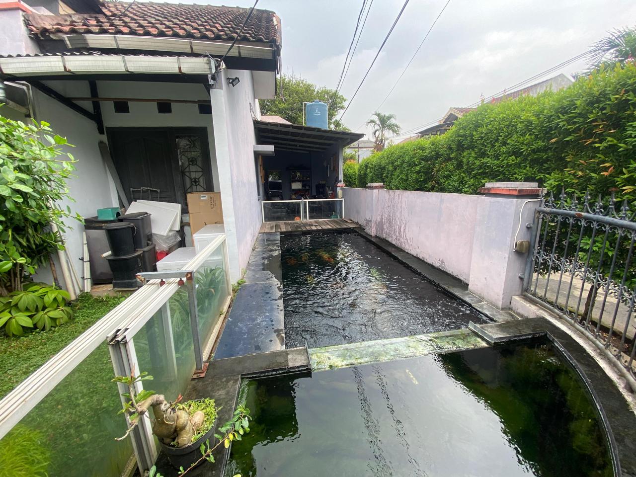 Rumah Hoek 2 Lantai di Graha Raya Bintaro, Ada Kolam Ikan Koi Bisa dirubah Jadi Kolam Renang