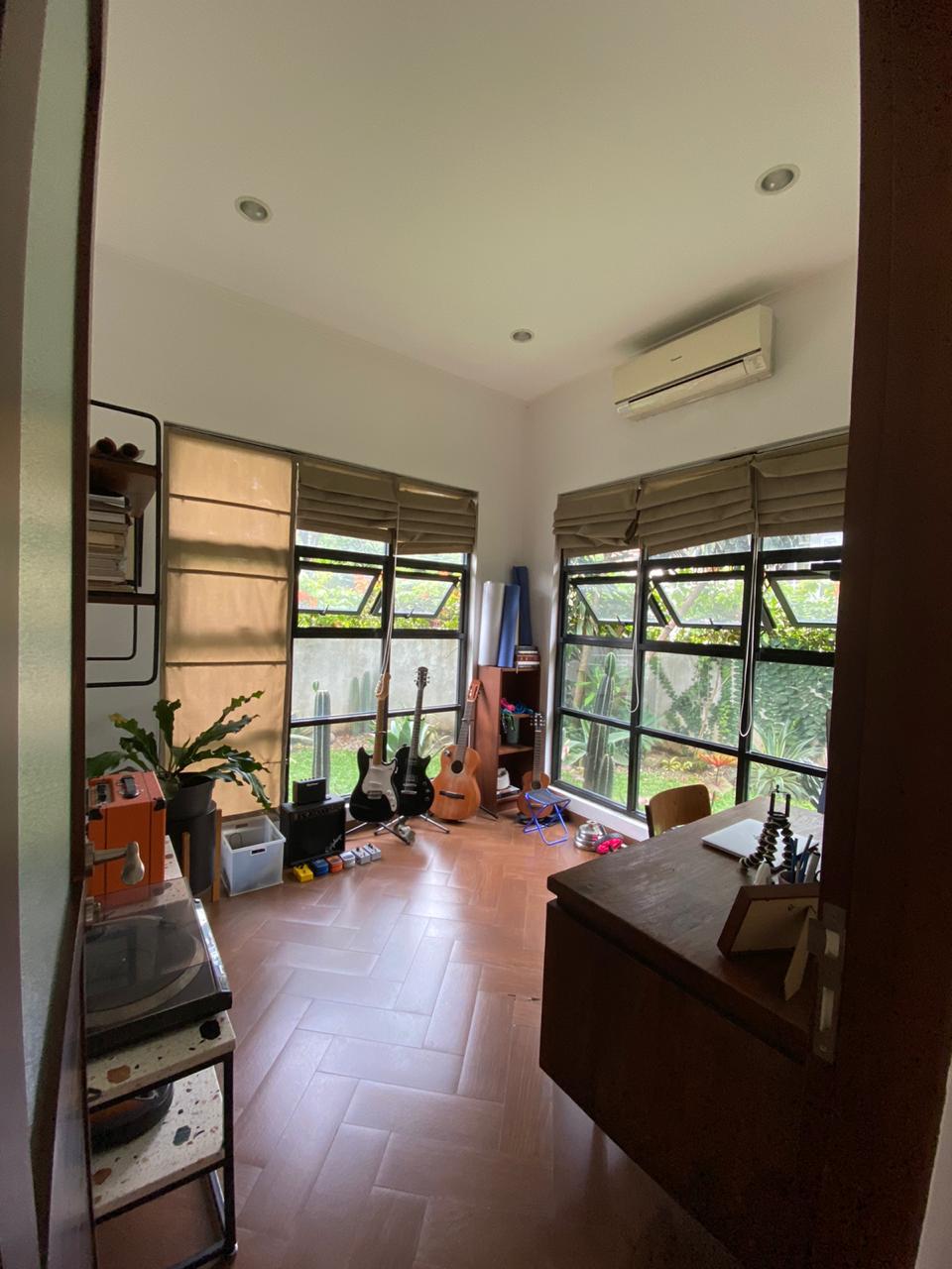 Rumah 2 Lantai Ada Rooftop, Water Heater, Dalam Townhouse, Semi Furnished