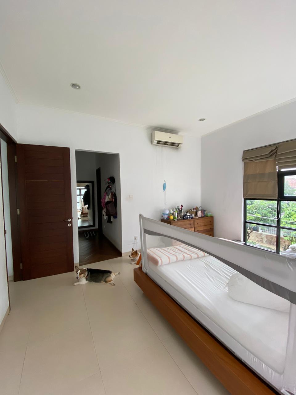 Rumah 2 Lantai Ada Rooftop, Water Heater, Dalam Townhouse, Semi Furnished