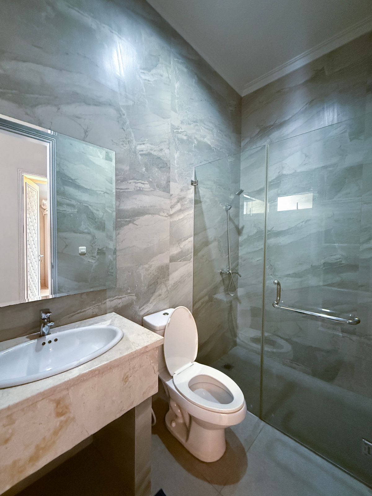 Rumah Dalam Komplek, Security 24 Jam, Furnished, Bebas Banjir