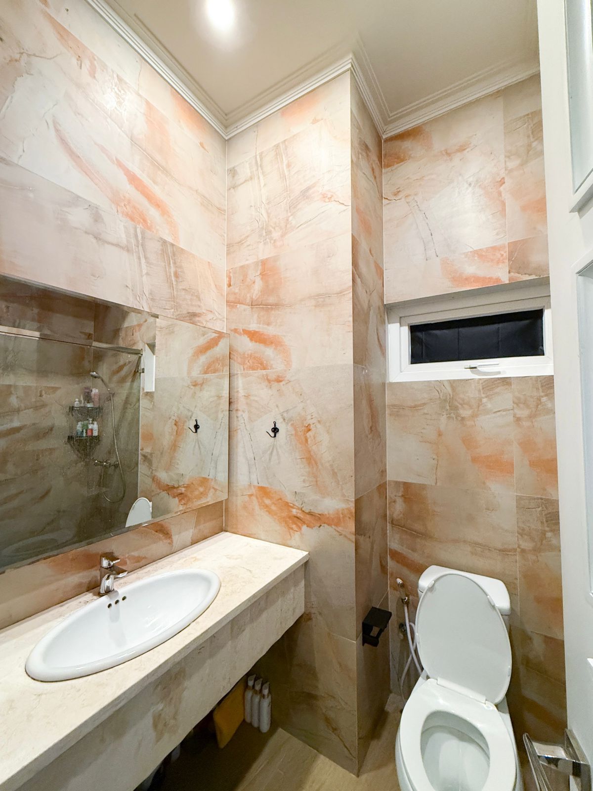 Rumah Dalam Komplek, Security 24 Jam, Furnished, Bebas Banjir