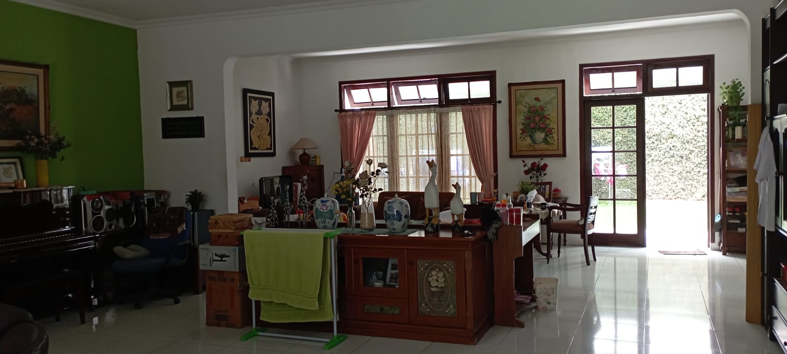 Rumah Dijual di Bukit Cinere, 2 Lantai, Halaman Luas, Asri, Jalan Lebar, Bebas Banjir