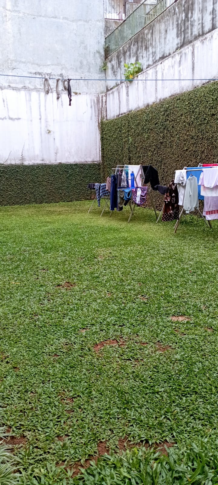 Rumah Dijual di Bukit Cinere, 2 Lantai, Halaman Luas, Asri, Jalan Lebar, Bebas Banjir