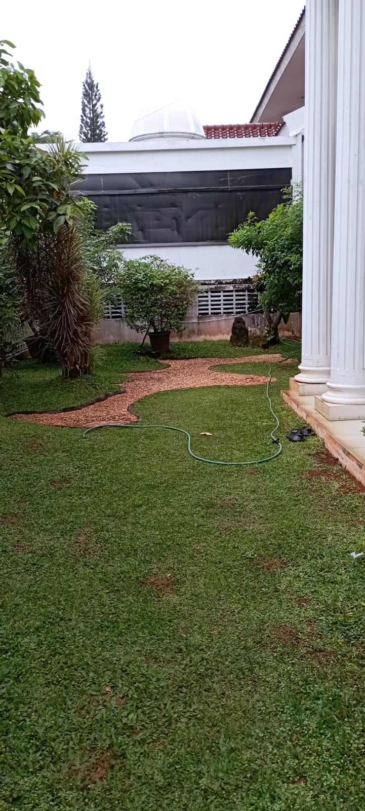 Rumah Dijual di Bukit Cinere, 2 Lantai, Halaman Luas, Asri, Jalan Lebar, Bebas Banjir