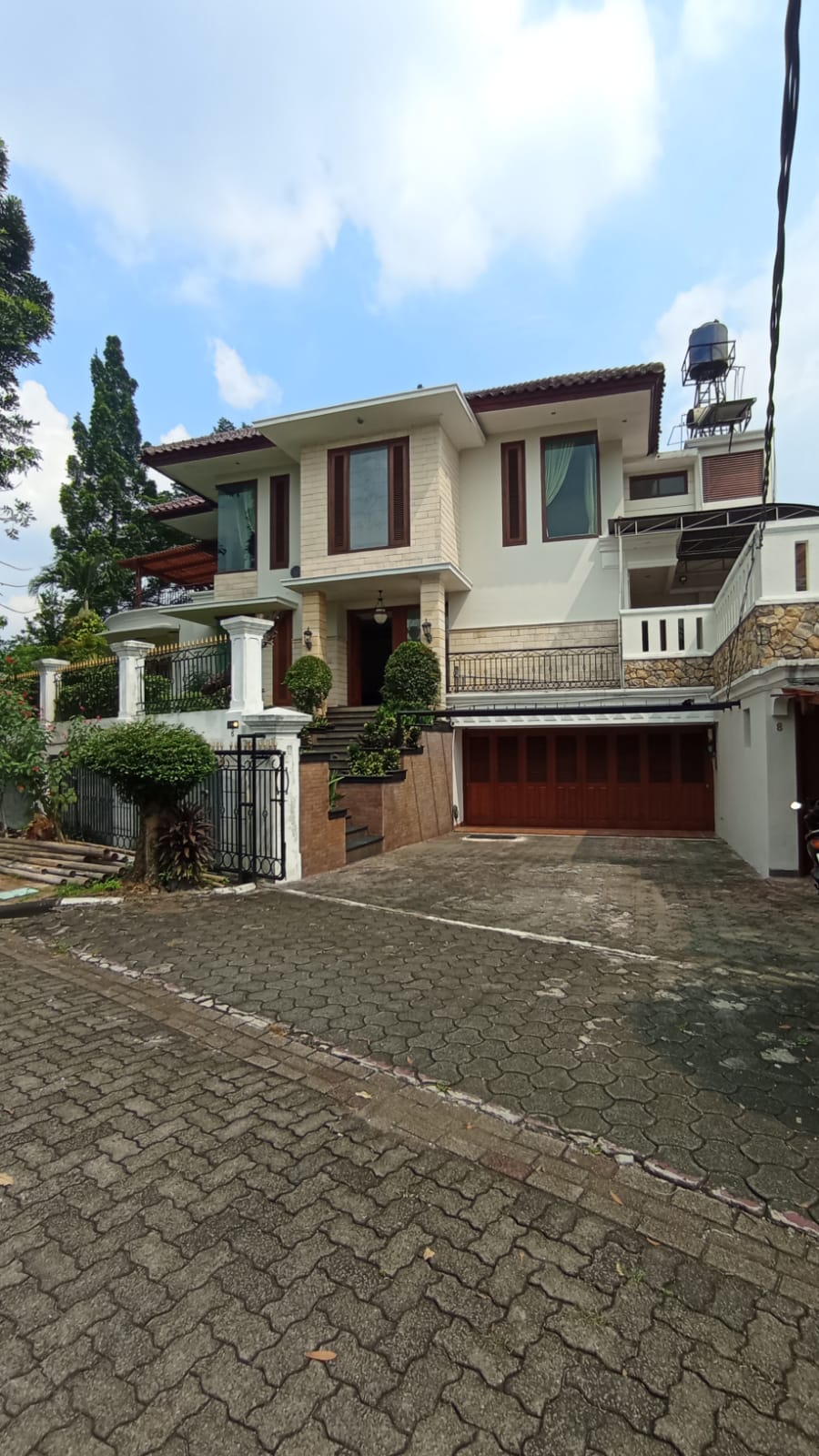 Rumah Dijual di Cinere, Lokasi Tenang, Jalan Lebar, Fully Furnished