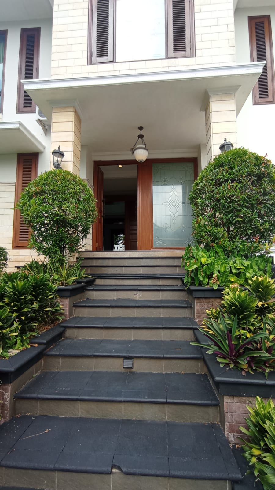 Rumah Dijual di Cinere, Lokasi Tenang, Jalan Lebar, Fully Furnished