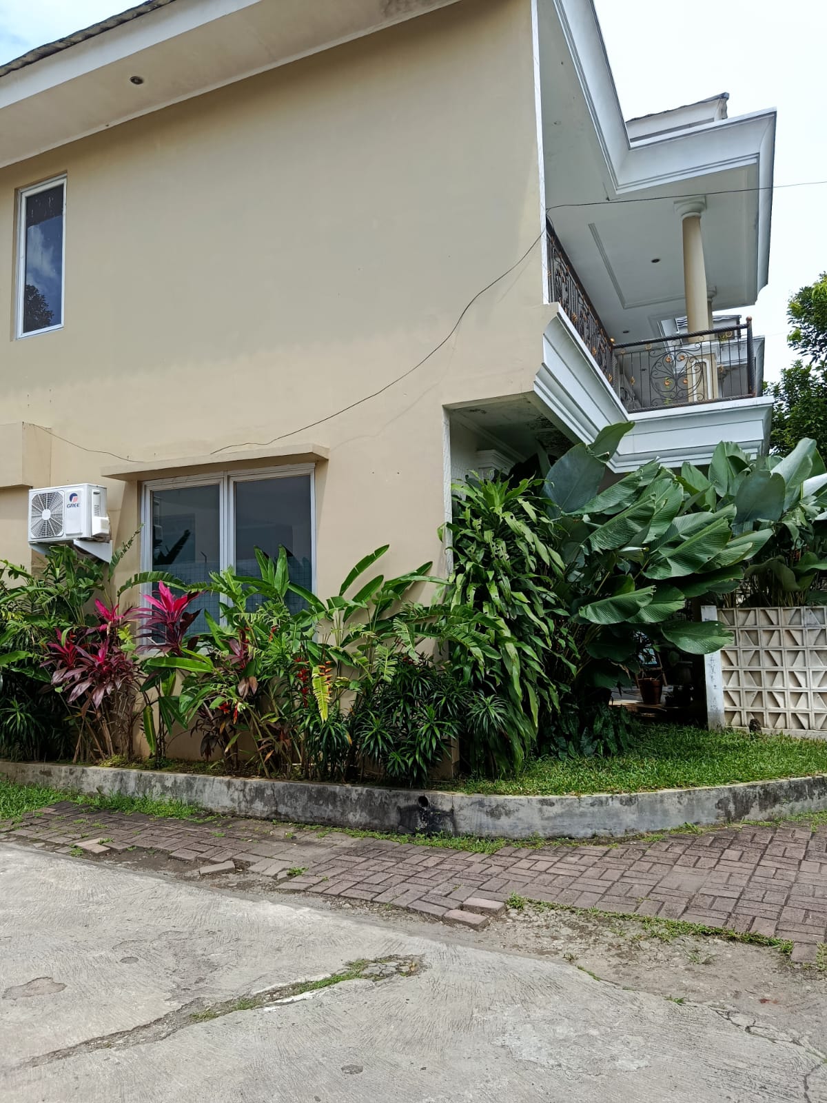 Jual Rumah Hitung Tanah di Lebak Bulus, Kondisi Layak Huni, Ada Beberapa Bangunan. Harga Bawah NJOP! 