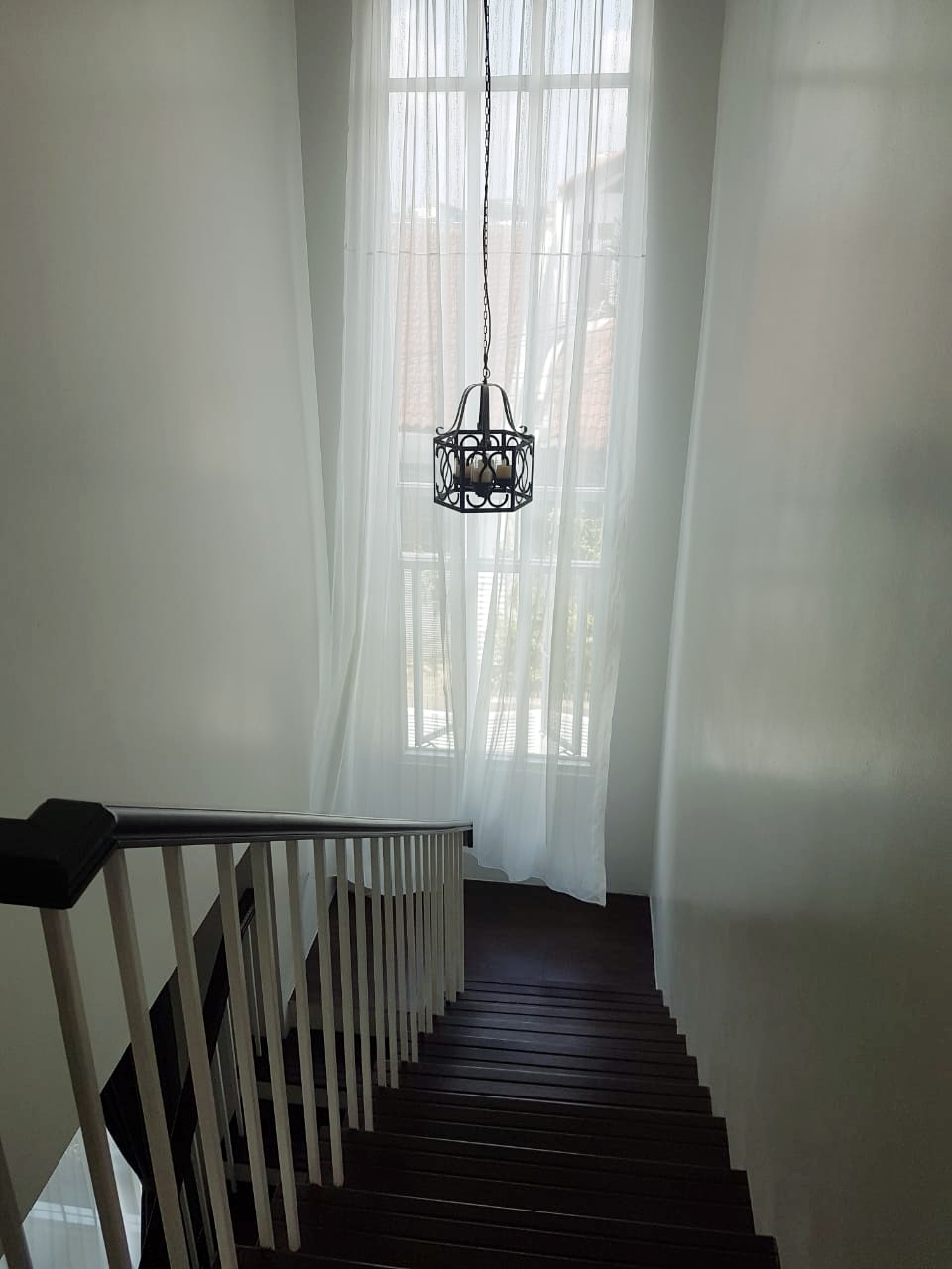 Rumah 2 Lantai Semi Furnished Lokasi strategis dekat ke Tol TB Simatupang & Stasiun Pasar Minggu