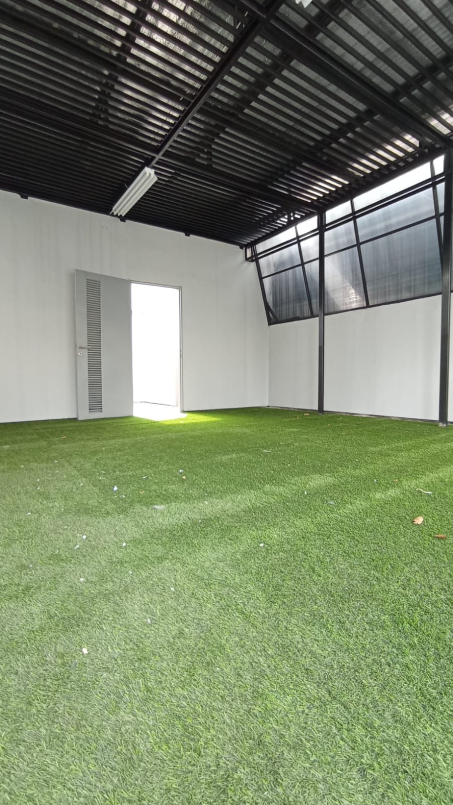 Rumah Bisa Kantor di Pinggir Jalan Raya Permata Hijau, Ada Pool, Basement, Gudang dan Rooftop