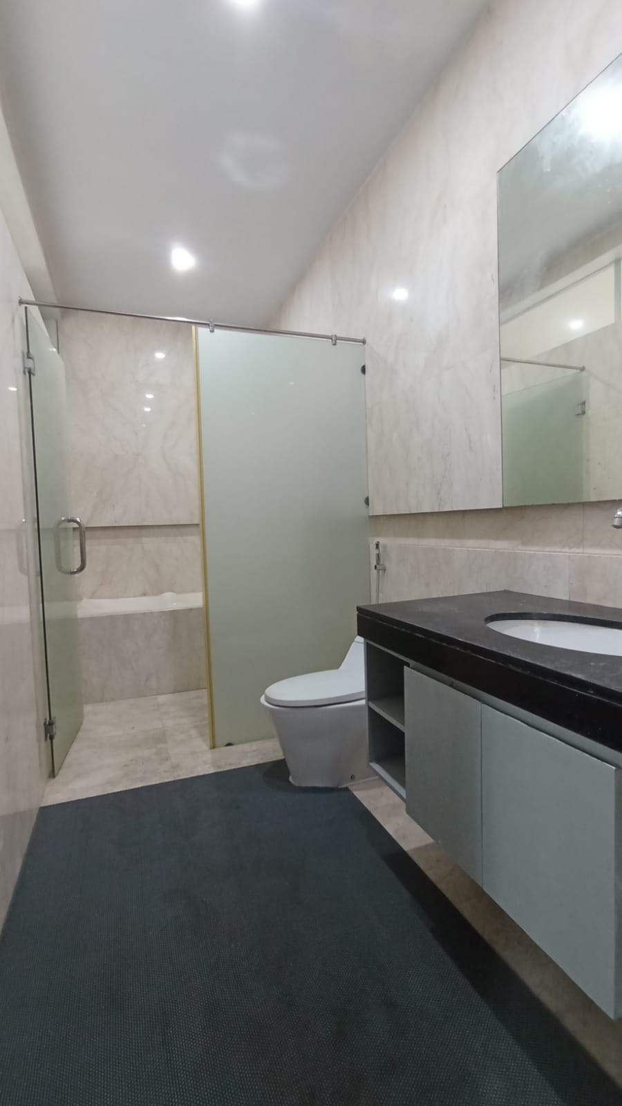 Rumah Bisa Kantor di Pinggir Jalan Raya Permata Hijau, Ada Pool, Basement, Gudang dan Rooftop