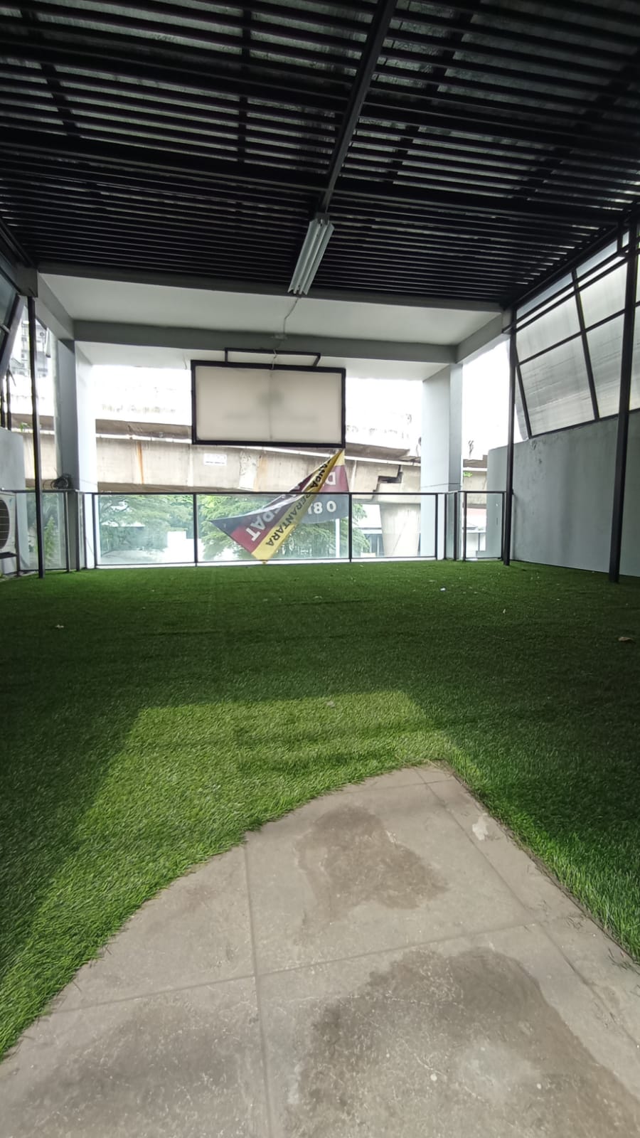 Rumah Bisa Kantor di Pinggir Jalan Raya Permata Hijau, Ada Pool, Basement, Gudang dan Rooftop