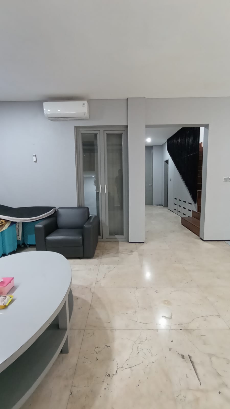 Rumah Bisa Kantor di Pinggir Jalan Raya Permata Hijau, Ada Pool, Basement, Gudang dan Rooftop