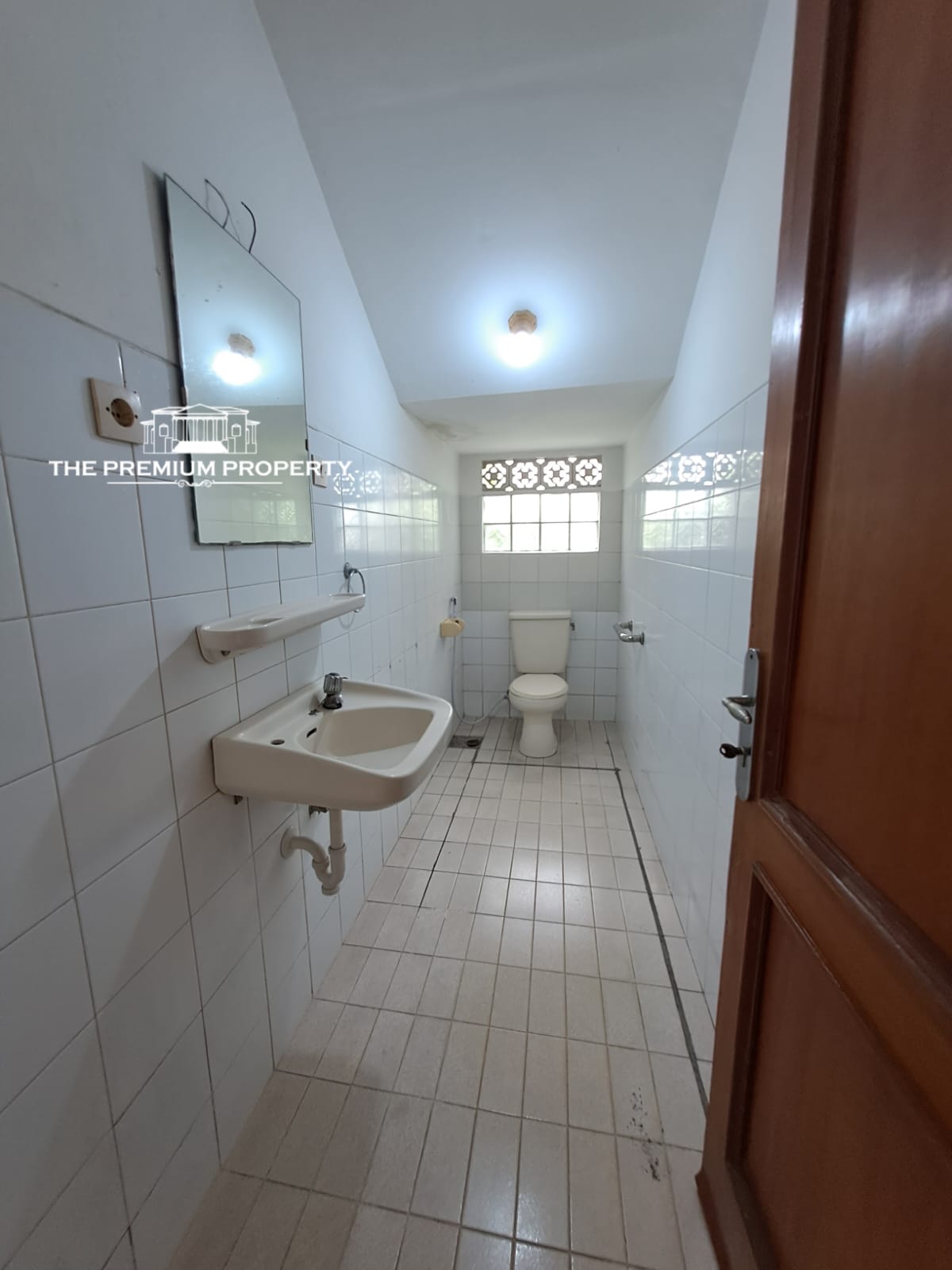 Rumah Dalam Komplek di Tanjung Barat, Rumah Terawat, Lokasi di Pojok, Parkir Luas