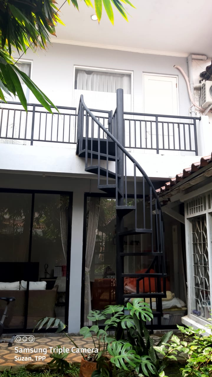 Rumah Dijual di Bintaro Sektor 3, Rumah 2 Lantai, Ada Backyard