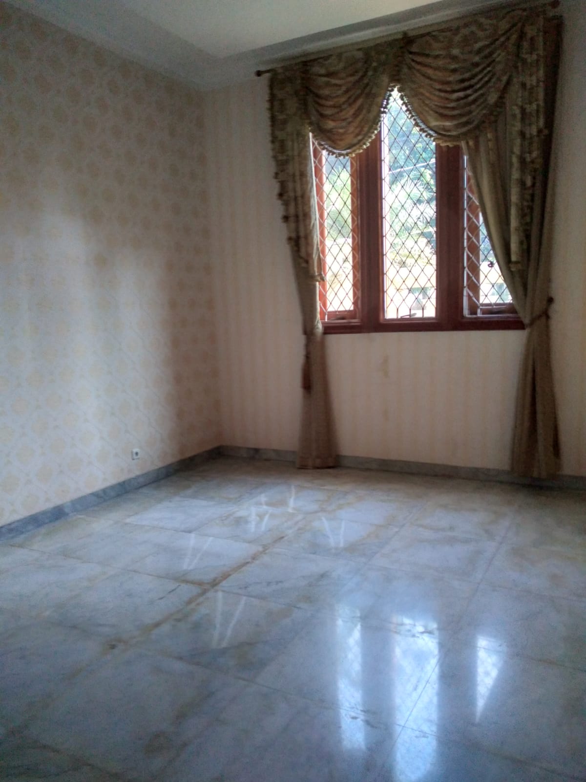 Dijual Rumah 2 Lantai di Bona Indah Lebak Bulus