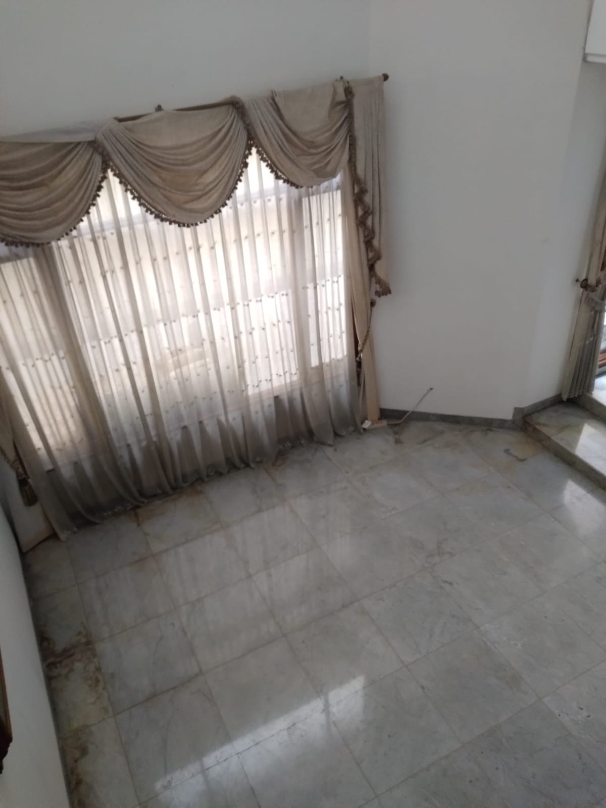 Dijual Rumah 2 Lantai di Bona Indah Lebak Bulus