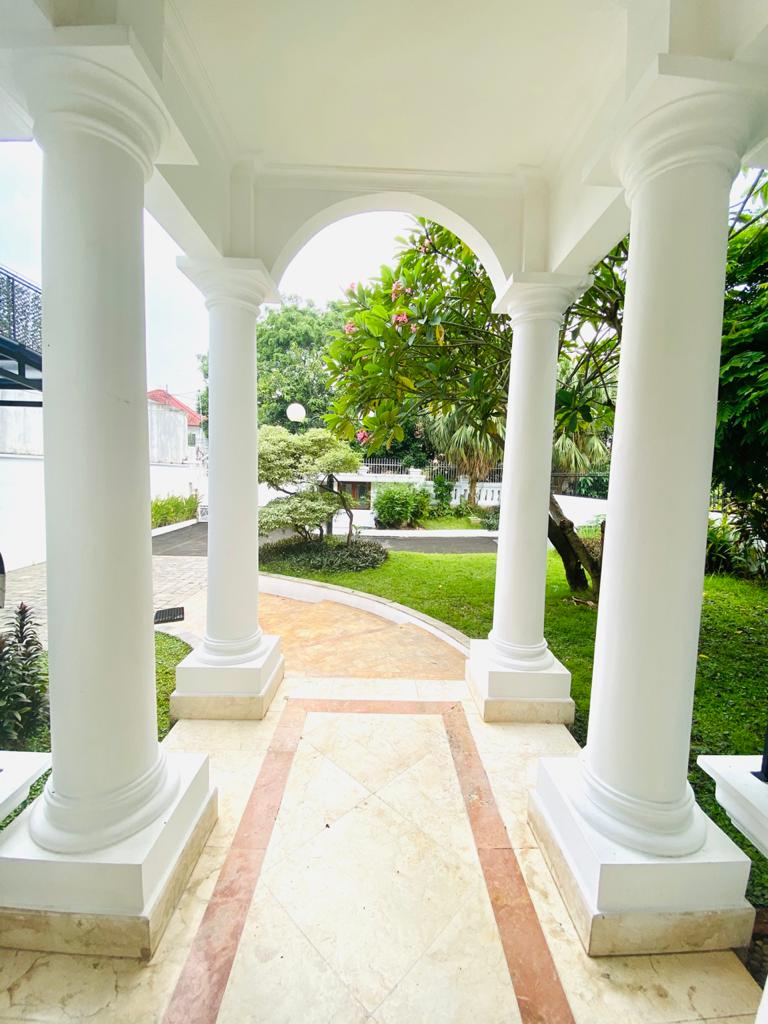 Dijual Rumah 2 Lantai di Lebak Bulus. Rumah Cantik Siap Huni, Ada Pool