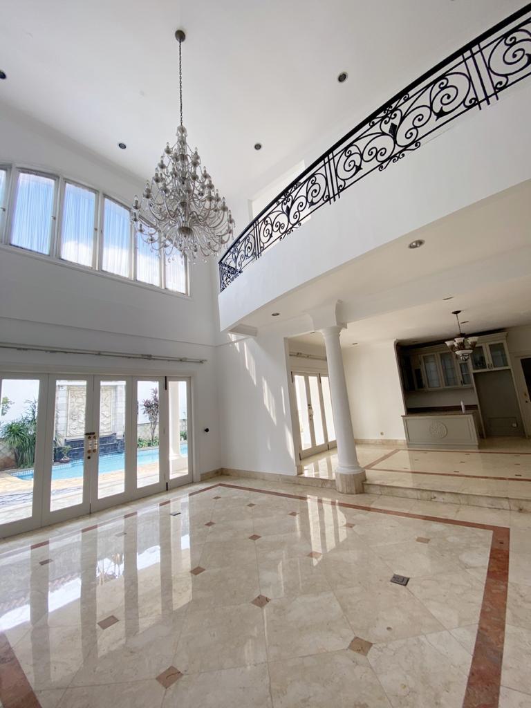 Dijual Rumah 2 Lantai di Lebak Bulus. Rumah Cantik Siap Huni, Ada Pool