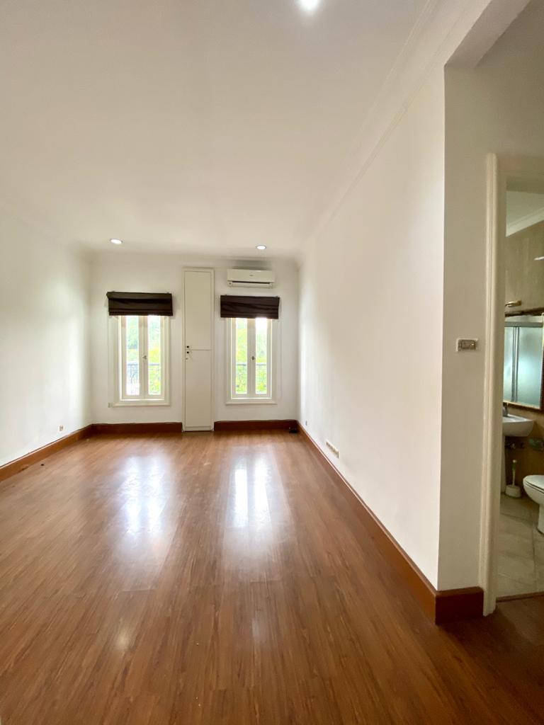 Dijual Rumah 2 Lantai di Lebak Bulus. Rumah Cantik Siap Huni, Ada Pool
