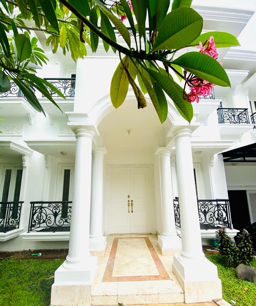 Dijual Rumah 2 Lantai di Lebak Bulus. Rumah Cantik Siap Huni, Ada Pool